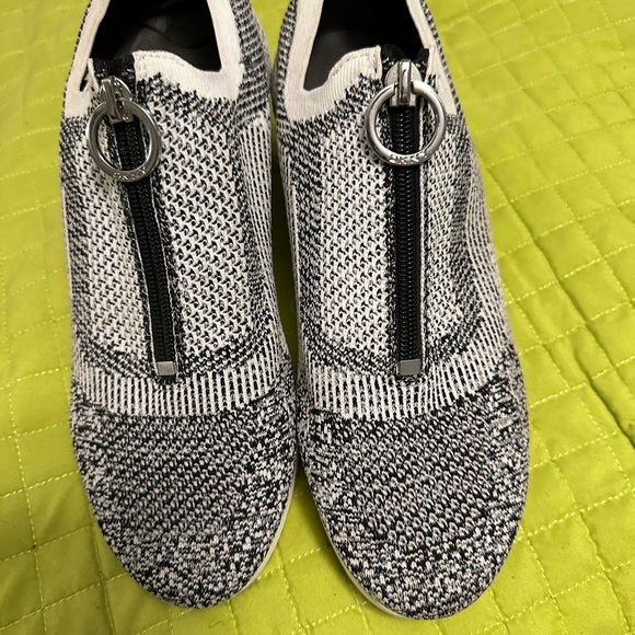 Cute Sneakers - Picture 2 of 7